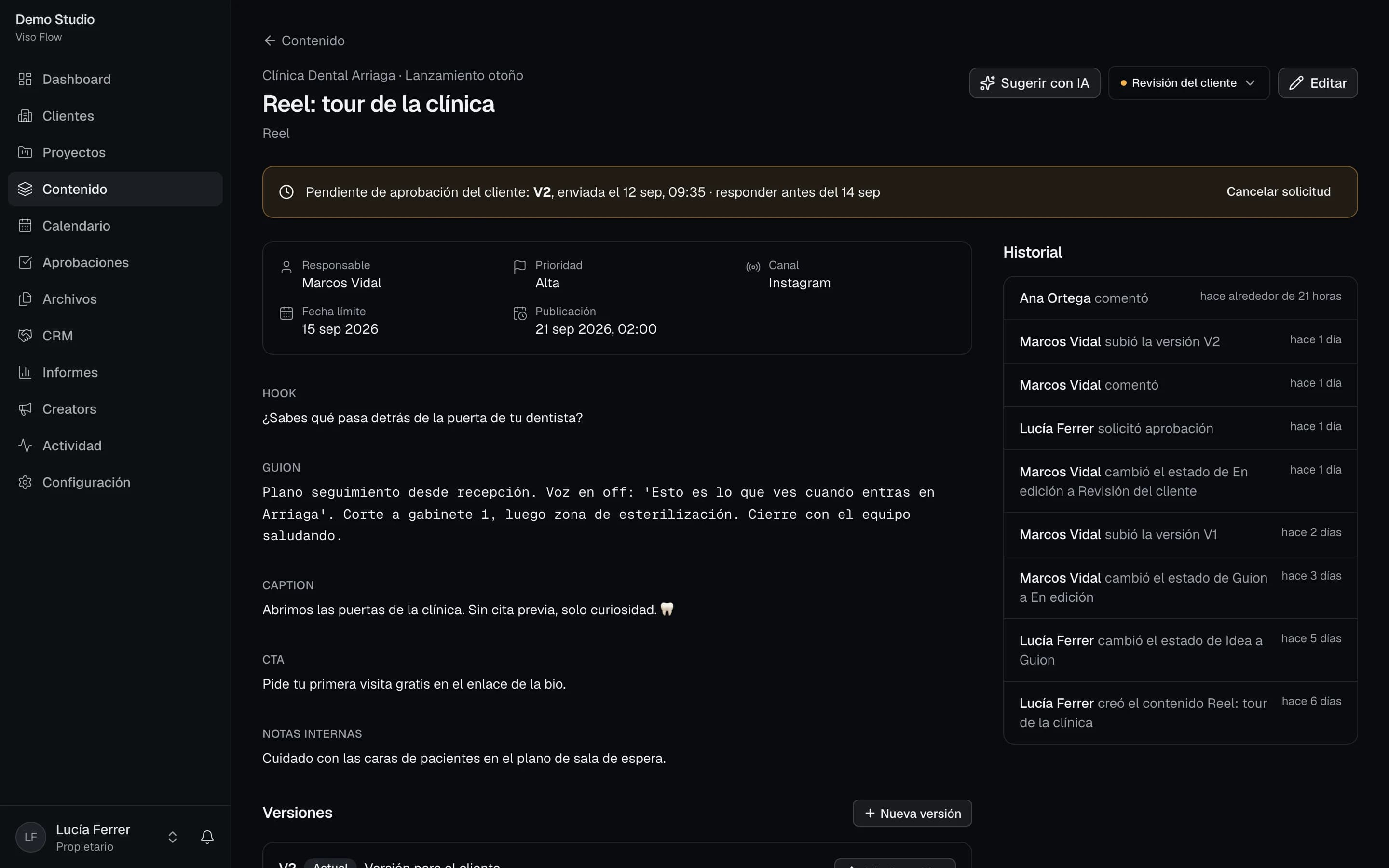Detalle de una pieza de contenido en Viso Flow con la solicitud de aprobación pendiente, versiones y comentarios